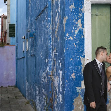 アジェンツィア・フォトグラフィカ・ミケランジェロが撮影した「BURANO+TORCELLO」のウェディングフォト