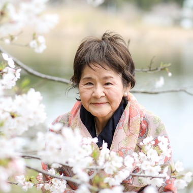 なかがわさとみが撮影した「桜と親子で記念撮影」の写真