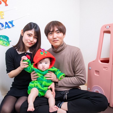 岩坪眞一郎が出張撮影した「誕生日記念撮影」の家族写真