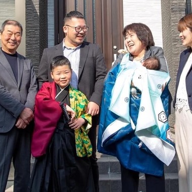 中井企画が出張撮影した「お宮参り/ご自宅での家族写真」の家族写真