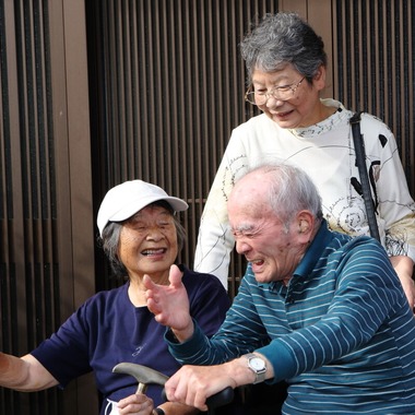 広告＆写真工房が出張撮影した「親族の再会」の家族写真