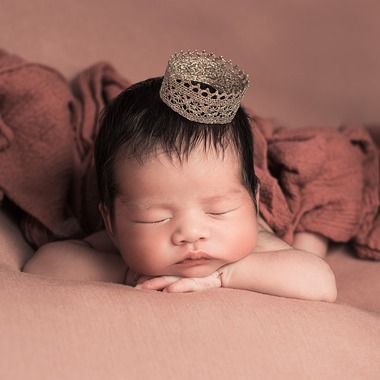 AXiS Photo Service 伊神 菜穂子が出張撮影した「＜アート性の高いニューボーンフォト＞ご自宅の4畳スペースが撮影スタジオに！」の家族写真