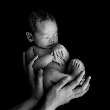 サキヤマ リエが出張撮影した「ホワイト系・ひつじのぬいぐるみ・男の子のニューボーンフォト 」の家族写真