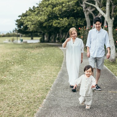 ポートレート沖縄が出張撮影した「自然の中の家族の自然な姿＠読谷村の海岸と芝生」の家族写真