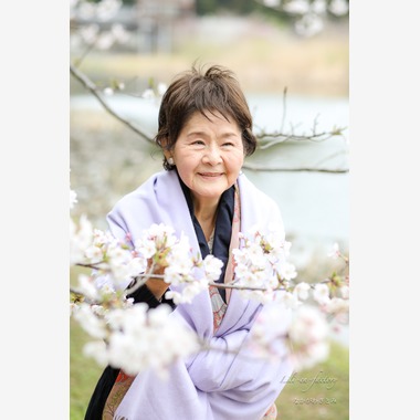 なかがわさとみが撮影した「桜と親子で記念撮影」の写真