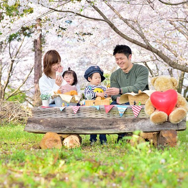 Design studio lumière（井上 敦仁）が撮影した「みんなでお花見」の写真