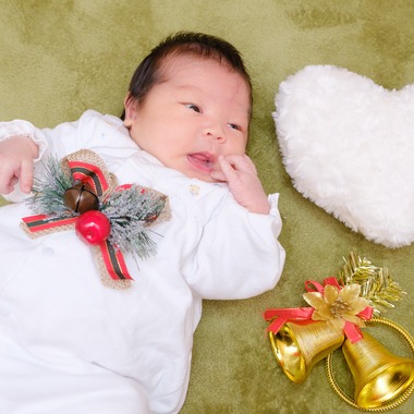 高夏写真店が出張撮影した「ニューボーンフォトの撮影」の家族写真