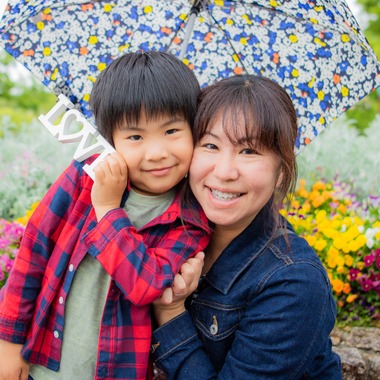 出張撮影サービス「ミライフォト」が撮影した「ワンパク男の子とママの記念撮影」の写真