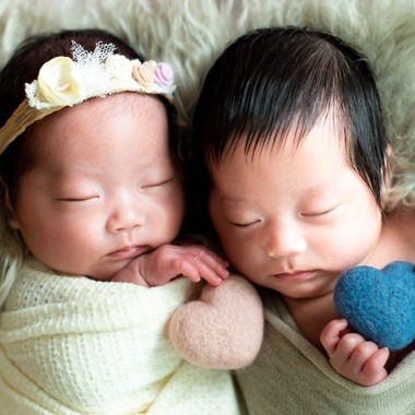 サキヤマ リエが出張撮影した「白&ベージュ系・ひつじ＆犬・男女の双子ちゃんのニューボーンフォト」の家族写真