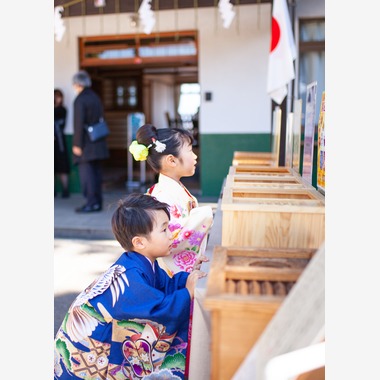 Photobirdが撮影した「七五三の記念撮影、神社にて」の写真