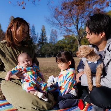 T.Matsumuraが出張撮影した「ペットと一緒に家族撮影」の家族写真