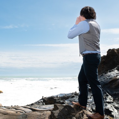 吉田和矢が撮影した「前撮り海ロケ」のウェディングフォト