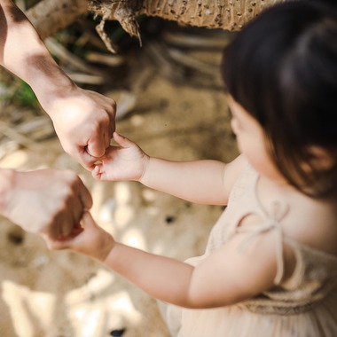 ポートレート沖縄が出張撮影した「天真爛漫な女の子３歳の誕生日」の家族写真