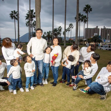 岩坪眞一郎が出張撮影した「還暦祝い家族写真」の家族写真