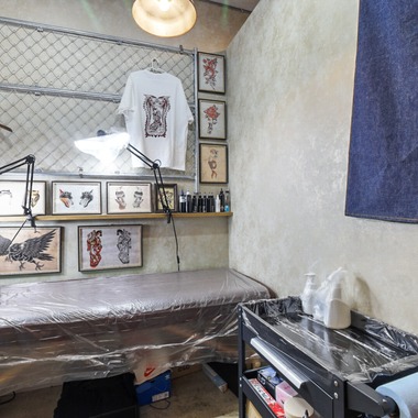 山内　信弥が撮影した「ブリティッシュパブ、タトゥースタジオ」の写真