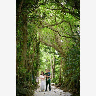 STELLA_ART OFFICEが出張撮影した「沖縄の福木並木とご自宅。」の家族写真