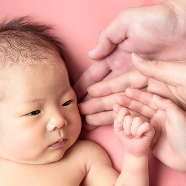 AXiS Photo Servise 藤井靖史が出張撮影した「ニューボーンフォト」の家族写真