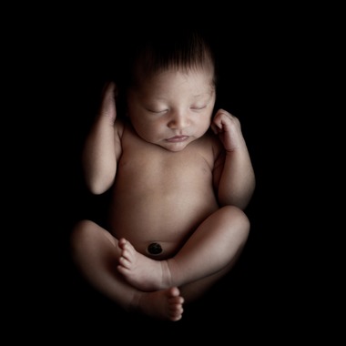 サキヤマ リエが出張撮影した「ラベンダー系・黒背景・女の子のニューボーンフォト 」の家族写真