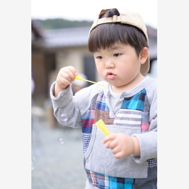 大塚由充が撮影した「屋外バーベキューで楽しむ子供たち風景」の写真