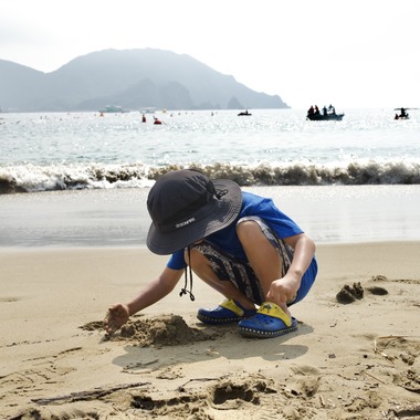 小野和也が撮影した「真夏のビーチで砂遊び」の写真