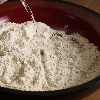 植田 友樹が撮影した「手打ち蕎麦の調理風景」の写真