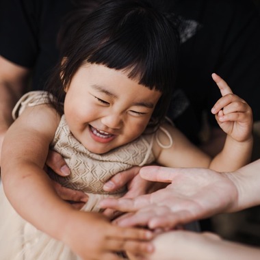 ポートレート沖縄が出張撮影した「天真爛漫な女の子３歳の誕生日」の家族写真