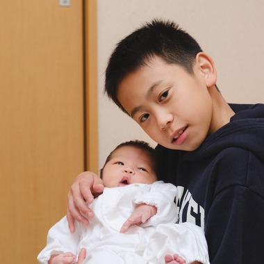 高夏写真店が出張撮影した「ニューボーンフォトの撮影」の家族写真