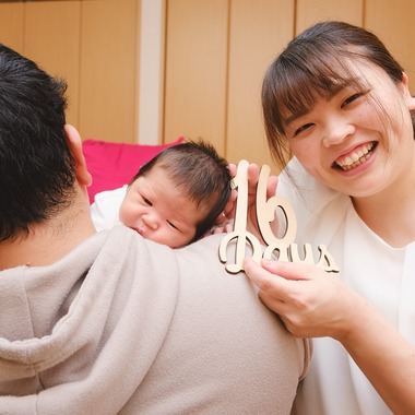 高夏写真店が出張撮影した「ニューボーンフォトの撮影」の家族写真