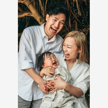 ポートレート沖縄が出張撮影した「自然の中の家族の自然な姿＠読谷村の海岸と芝生」の家族写真