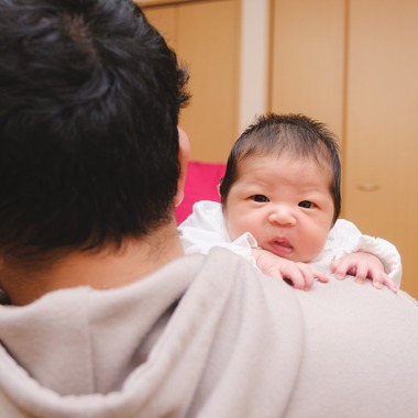 高夏写真店が出張撮影した「ニューボーンフォトの撮影」の家族写真