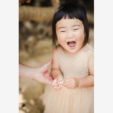 ポートレート沖縄が出張撮影した「天真爛漫な女の子３歳の誕生日」の家族写真