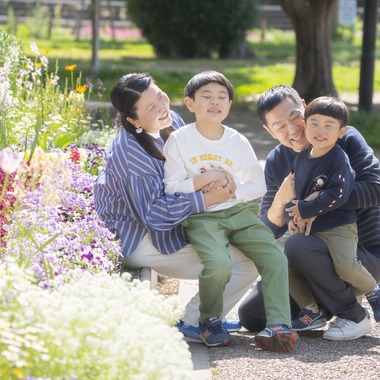 たきざわ めぐみが出張撮影した「公園にて」の家族写真