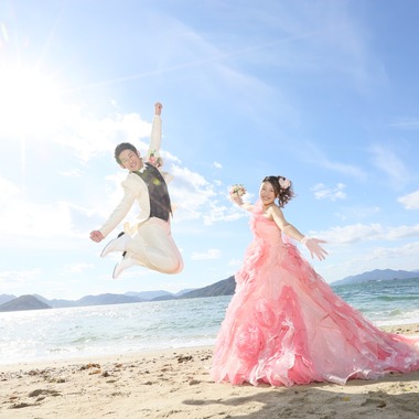 KIKIウェディングが撮影した「海と和装とイルミネーション」のウェディングフォト