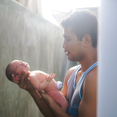 Aya Petite Photographyが出張撮影した「ニューボーンフォト」の家族写真