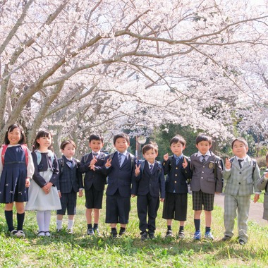 高夏写真店が出張撮影した「入学記念の写真撮影」の家族写真