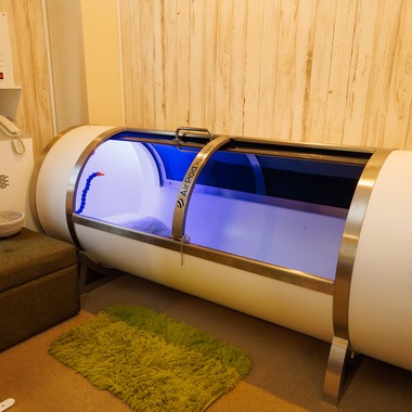 Yusuke Usuiが撮影した「水素カプセル MOPI 内観・人物撮影」の写真