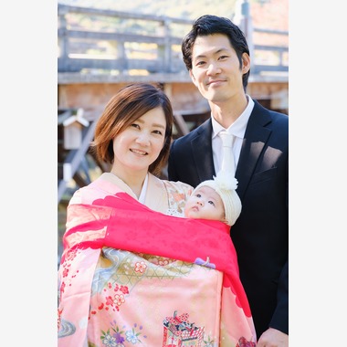 高夏写真店が出張撮影した「百日参りの撮影」の家族写真