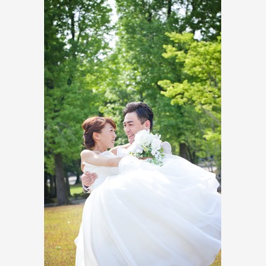 skyward photo film（竹本飛鳥）が撮影した「前撮りドレス」のウェディングフォト