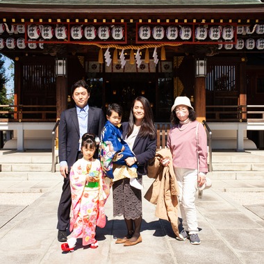 Photobirdが撮影した「七五三の記念撮影、神社にて」の写真