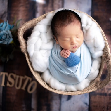 サキヤマ リエが出張撮影した「ブルー系・しろくまのぬいぐるみ・男の子のニューボーンフォト 」の家族写真