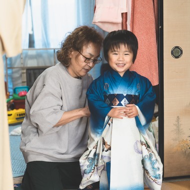 しるし寫眞館が出張撮影した「7歳3歳姉弟七五三」の家族写真