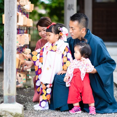 サキヤマ リエが出張撮影した「3歳女の子・青空の七五三＠寒川神社」の家族写真
