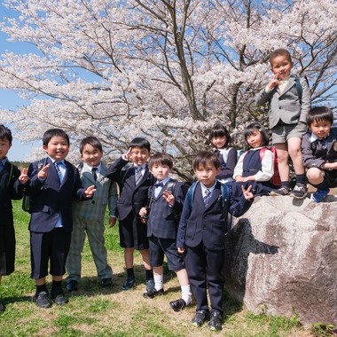 高夏写真店が出張撮影した「入学記念の写真撮影」の家族写真