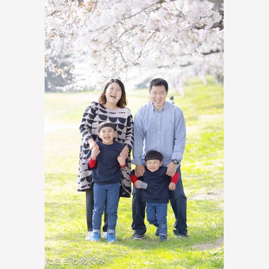 たきざわ めぐみが出張撮影した「入学式」の家族写真