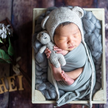 サキヤマ リエが出張撮影した「グレー系・ゾウのぬいぐるみ・男の子のニューボーンフォト」の家族写真