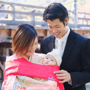 高夏写真店が出張撮影した「百日参りの撮影」の家族写真
