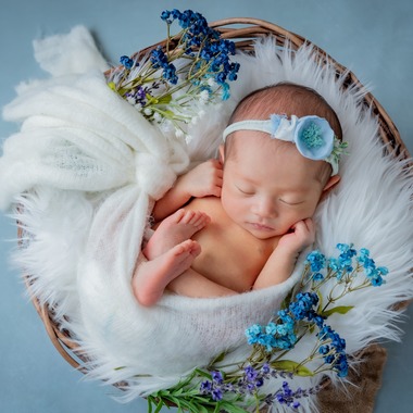 出張フォトatte〈アッテ〉が出張撮影した「ニューボーンフォト」の家族写真