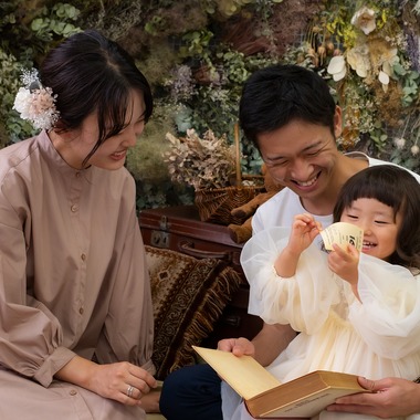 高夏写真店が出張撮影した「バースデーの記念写真」の家族写真