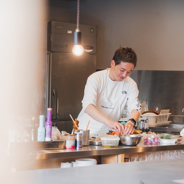 日下翔太郎が撮影した「飲食店のフード/ドリンク/内観/スタッフなどを全て含んだ設営」の写真