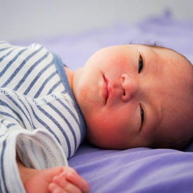 Aya Petite Photographyが出張撮影した「ニューボーンフォト」の家族写真